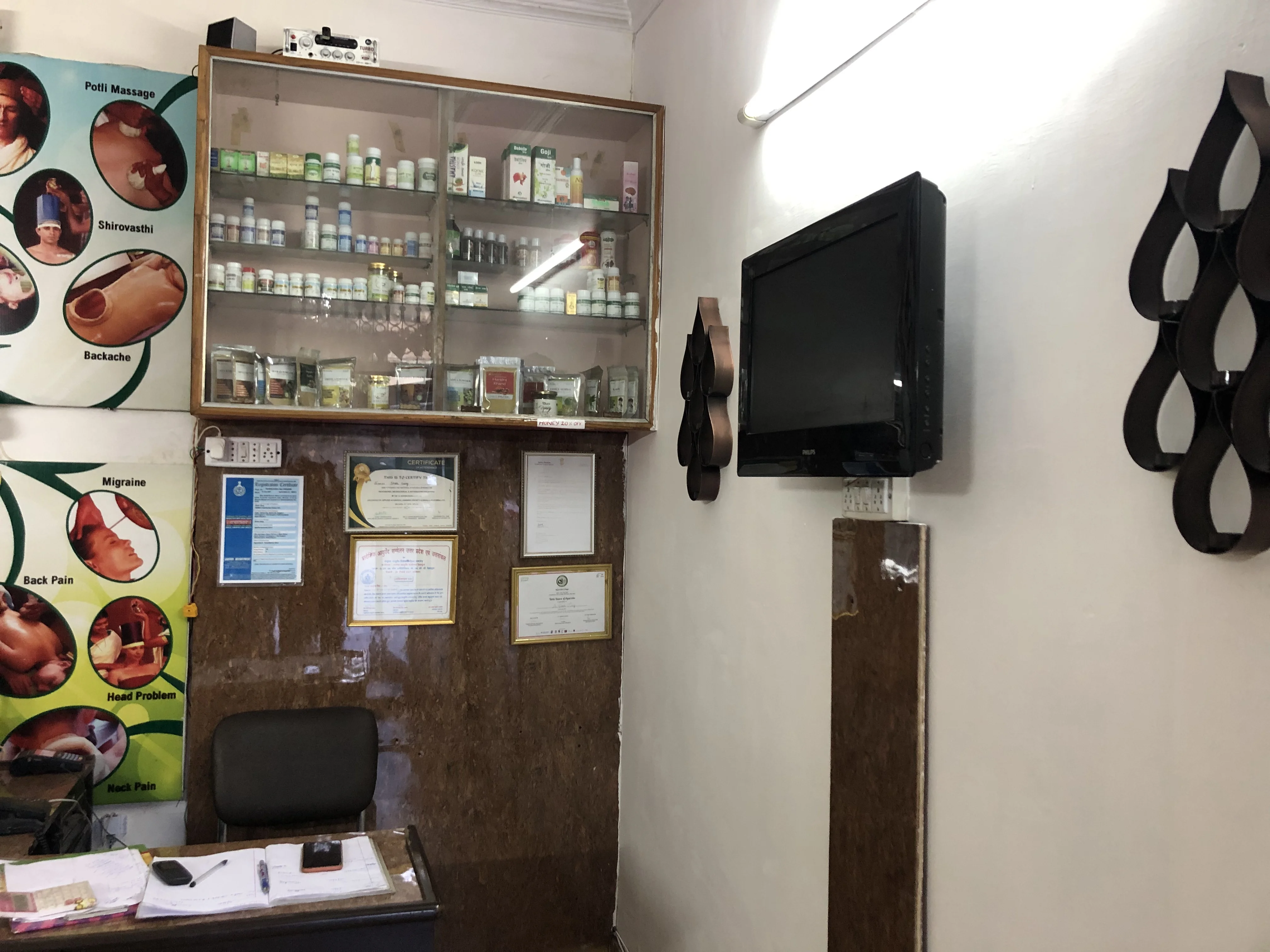 Ayulife Sector 15 clinic reception area