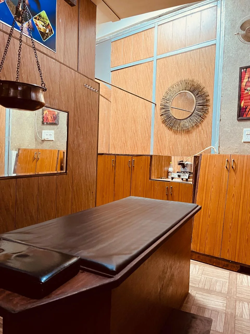 Ayulife Sector 82 clinic therapy room